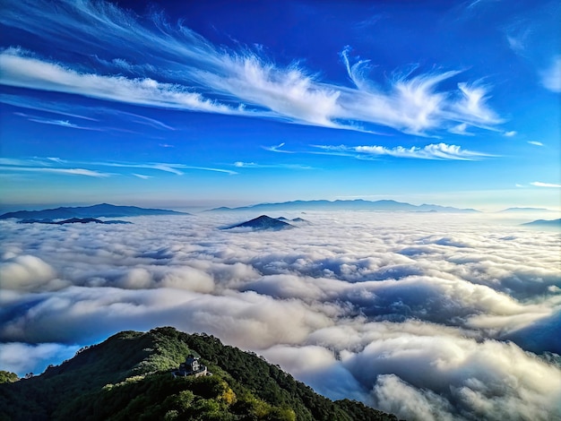 Foto el cielo azul de zhongshan y el mar nublado foto hd