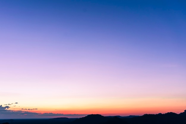 Cielo brillante al atardecer