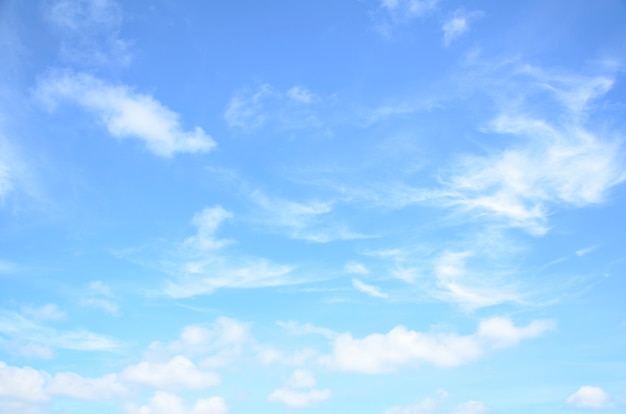 Cielo brillante con elemento de fondo de nubes.