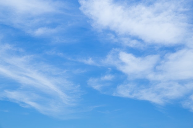 Cielo brillante con nubes flotantes