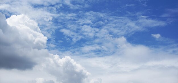 Cielo brillante y nubes hermosas