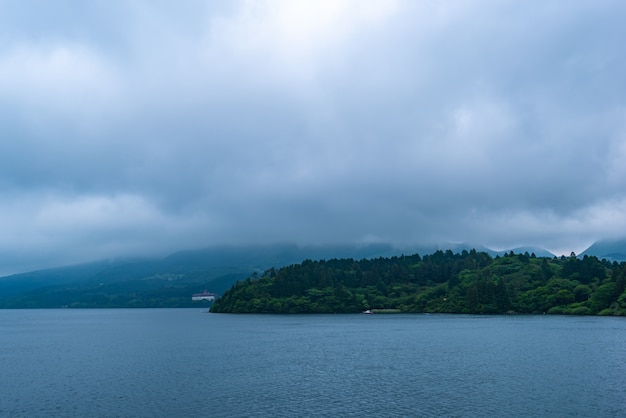 El cielo cambiante y la lluvia de nubes se acerca, el lago ashi