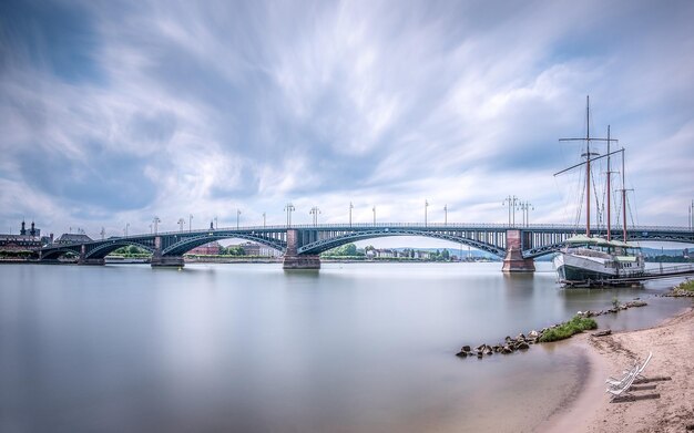 Foto el cielo de la ciudad del río