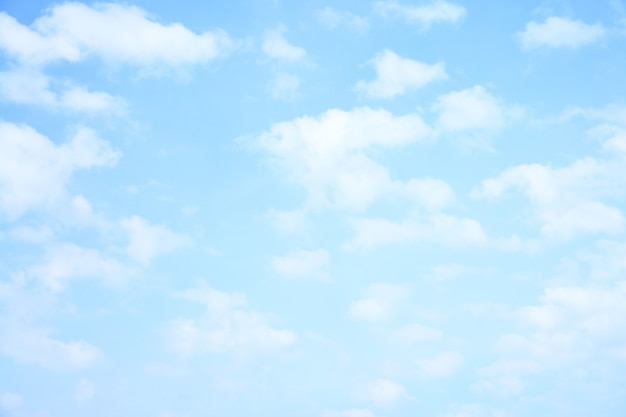 El cielo claro y el fondo de nubes