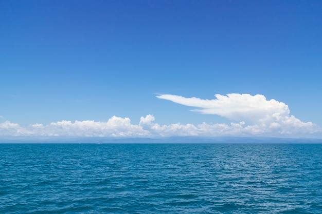 Cielo claro con la nube enorme sobre el mar en Koh Mak en Trat, Tailandia.