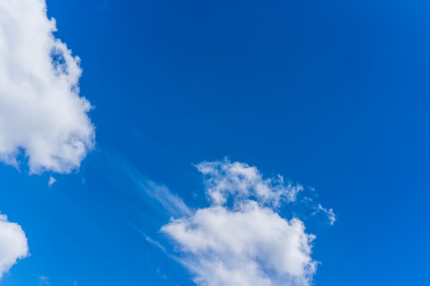 El cielo en un clima soleado de verano, un fondo nublado