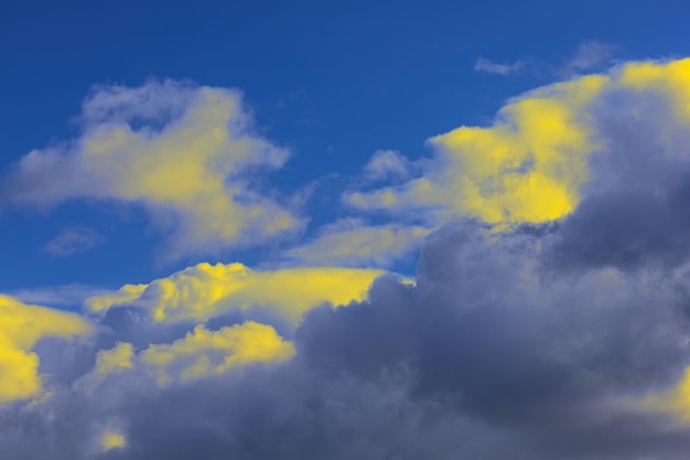 Cielo en colores azul y amarillo de la bandera de Ucrania