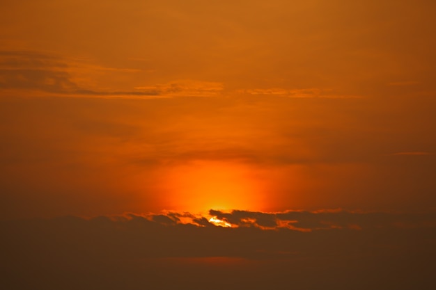 Cielo colorido al amanecer por la mañana