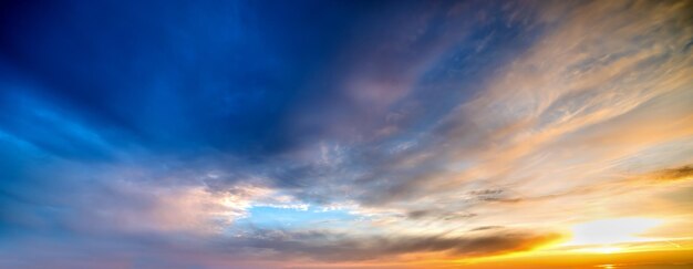 Foto cielo colorido al atardecer en cerdeña