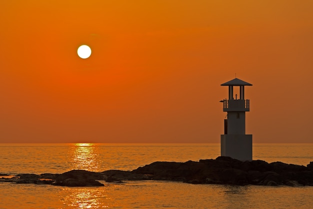 Cielo colorido al atardecer detrás del faro