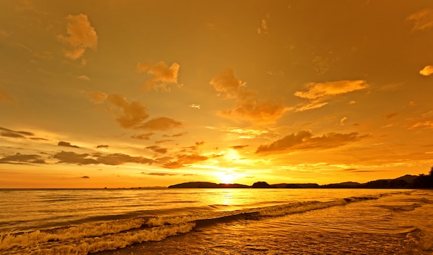 Cielo colorido al atardecer, Krabi Tailandia