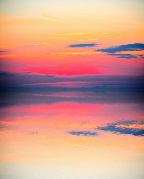 Cielo colorido al atardecer reflejado en el agua