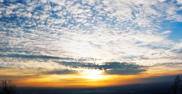 Cielo colorido al atardecer