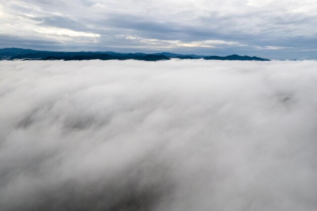 Un cielo colorido y dramático con nubes al atardecer un cielo hermoso con nubes de fondo