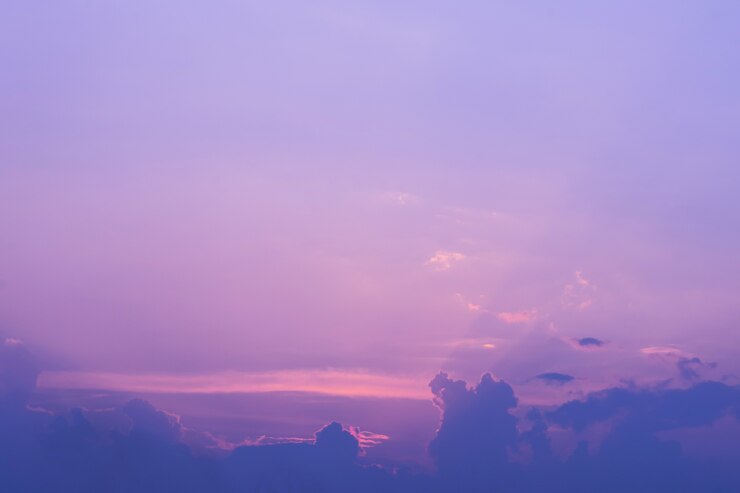 Un cielo colorido y dramático con nubes al atardecer