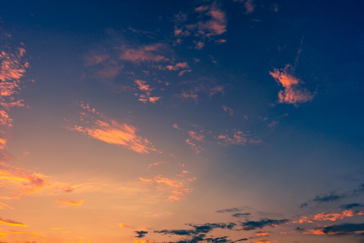 Un cielo colorido y dramático con nubes al atardecer