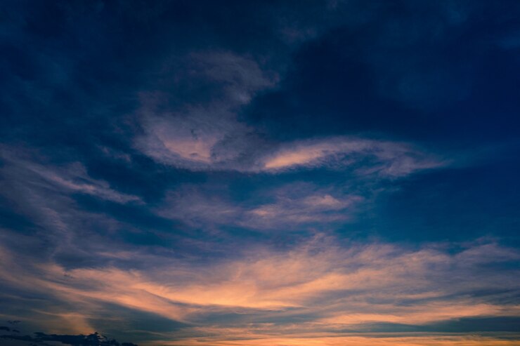 Un cielo colorido y dramático con nubes al atardecer
