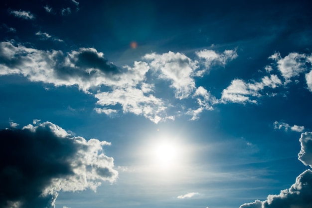 Un cielo colorido y dramático con nubes al atardecer