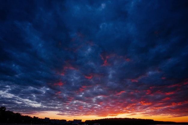 Foto cielo colorido con fondo de sol en las montañas. atardecer amanecer