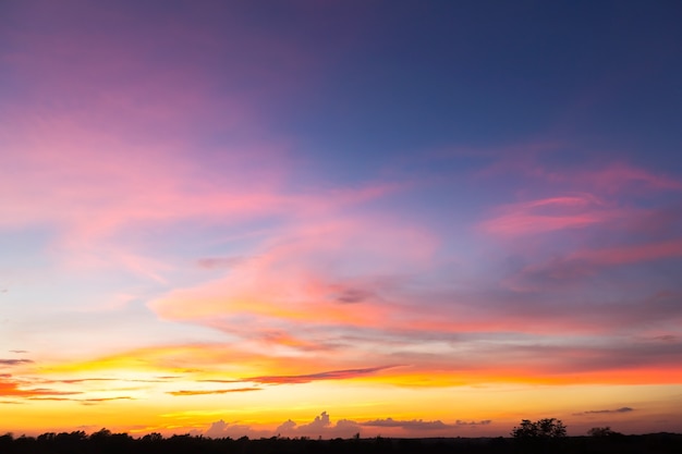 cielo colorido con nubes al atardecer