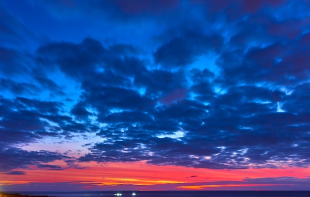 Cielo colorido con nubes sobre el mar en el crepúsculo - Paisaje