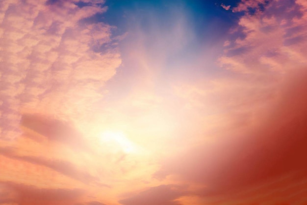 Un cielo colorido con nubes y el sol.