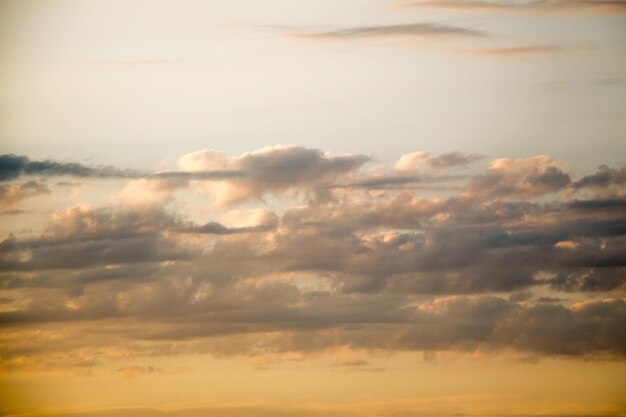 Cielo colorido con nubes