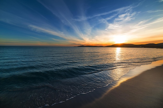 Cielo colorido sobre el mar al atardecer Cerdeña