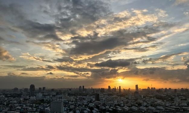 Cielo crepuscular en la ciudad, bonito día.