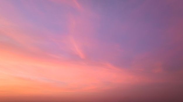 Cielo crepuscular con efecto de tono pastel claro Puesta de sol colorida de nubes suaves para el concepto abstracto de fondo