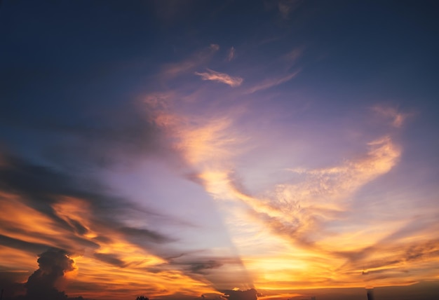 Cielo crepuscular de nubes en color pastel Fondo espiritual colorido rosa y azul