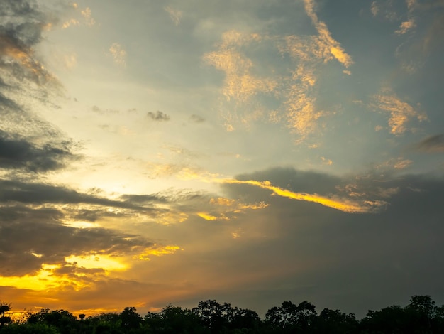 Cielo crepuscular de la tarde para el fondo