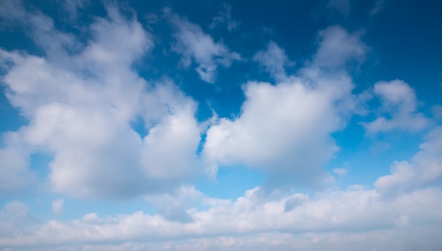 Cielo despejado y al atardecer con nubes en verano