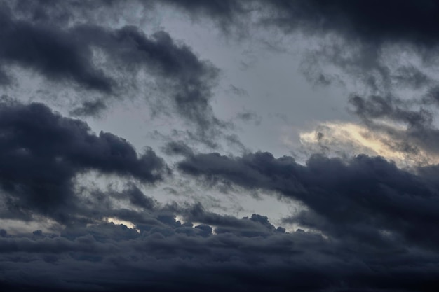 Cielo despejado después de la lluviaNatura nubes de fondo al atardecer