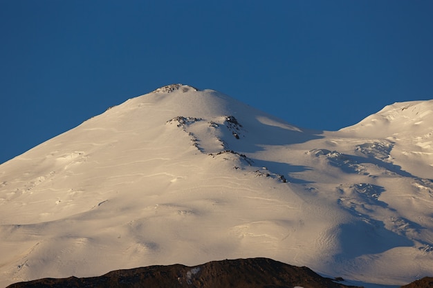 Cielo despejado sobre el pico nevado del monte Elbrus, en el norte del Cáucaso.