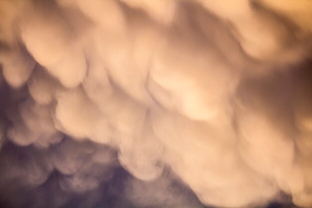 El cielo después de una tormenta de verano. Nubes cúmulos naranjas. Puesta de sol. Cielo del trueno