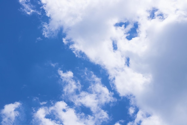 Cielo de día azul