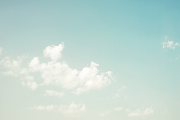 Cielo en día soleado con nubes blancas, tonos de color vintage