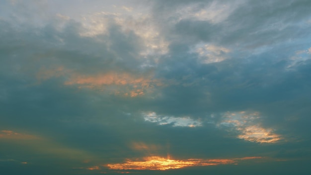 Cielo de diferentes tonos puesta de sol azul dramático nubes coloridas puesta de sol cielo con nubes de fondo