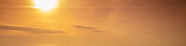 Cielo dorado al atardecer Banner horizontal