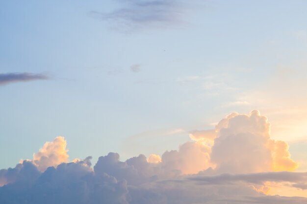 Cielo dorado antes del atardecer para el fondo