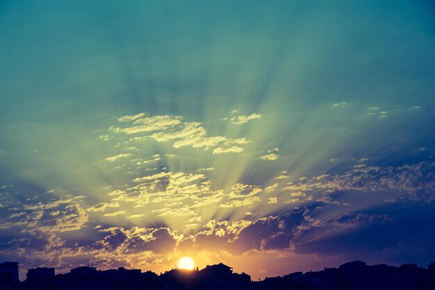 Cielo dorado del atardecer y el amanecer con un increíble crepúsculo