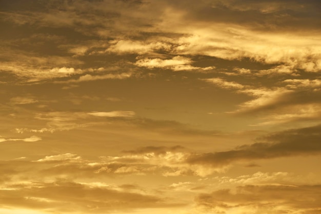 Cielo dorado crepuscular y nube dorada en una noche