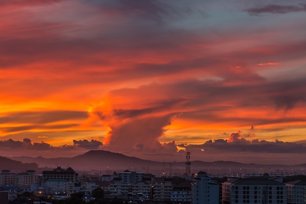 El cielo dorado con la nube dorada