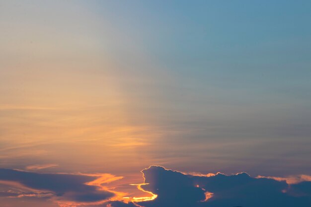 cielo dorado en la puesta del sol