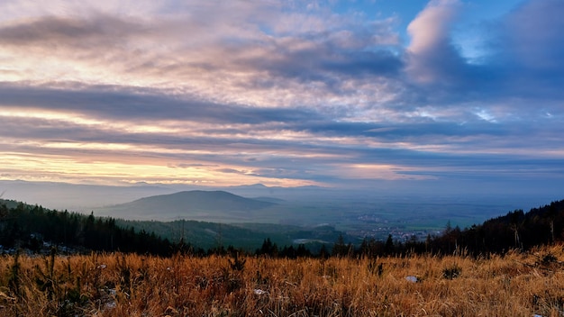 Cielo dramático al atardecer sobre la forma de las montañas