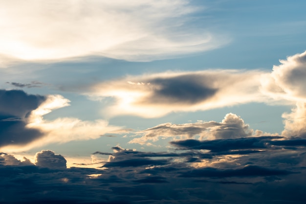 Cielo dramático colorido con la nube en la puesta del sol.