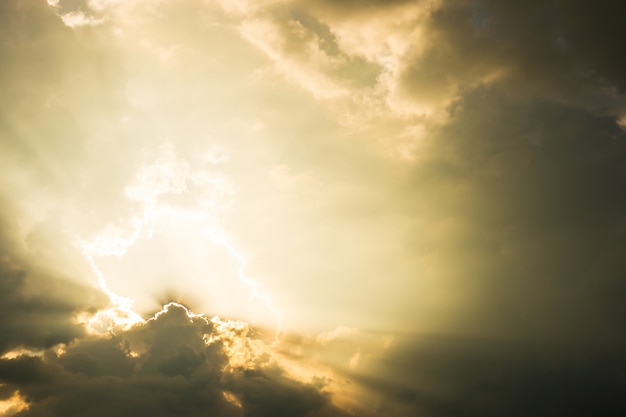 Cielo dramático colorido con la nube en la puesta del sol.