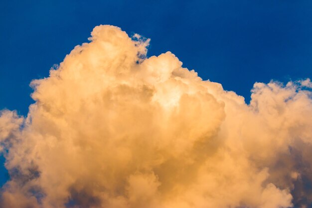 cielo dramático colorido con nubes al atardecer