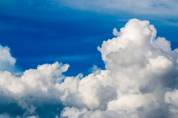 cielo dramático colorido con nubes al atardecer